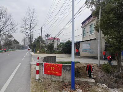 通城县四庄乡：志愿红点亮乡村路 新春环境焕新颜