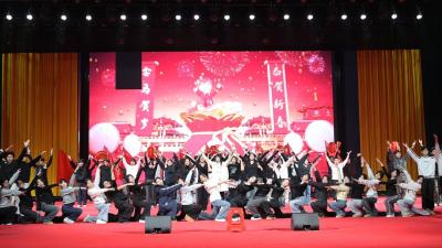 通城县2026年春晚进行第二次彩排 新春好戏静待开演