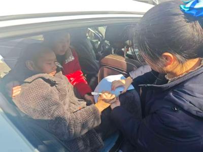 通城县沙堆镇：暖心服务送上门 社保卡办理“零距离”