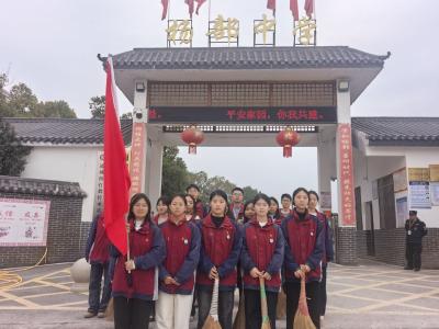 【清洁家园在行动】通城县杨部中学：清洁家园齐参与 青春志愿我先行