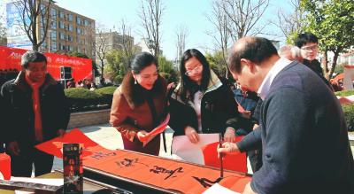 通城县隽水镇石泉社区：倡树文明新风尚 共享和谐暖腊八