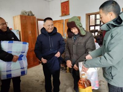 通城县四庄乡：寒冬走访送温暖 真情关怀暖人心