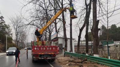 通城县石南镇组织开展电力线路通道树障清理行动