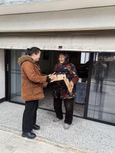 通城县隽水镇石泉社区：腊八送温暖 真情暖人心