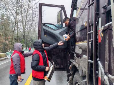 风雪中的“青春热流”|通城县麦市镇青年突击队温暖冰封归途