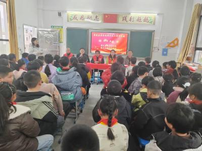 通城县五里镇湾头完小：唐爱基金会嘉奖优秀师生提振精气神