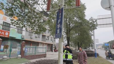 【清洁家园在行动】通城县城管执法局：开展“清洁家园”行动 拆除违规指示牌400余块