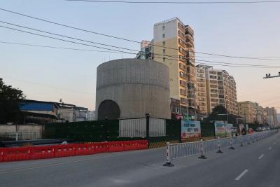 城区四庄路、学府路冒出的“混凝土墩柱”是啥？原来是解决内涝的“地下隧道”下沉井