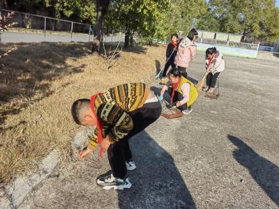通城县四庄乡金锋学校开展“清洁家园，美化校园周边环境”志愿活动