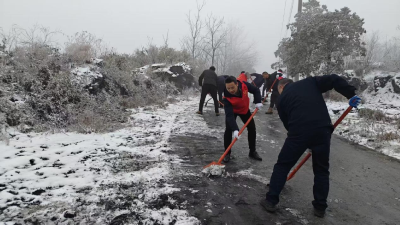 通城县塘湖镇全力开展铲雪除冰行动