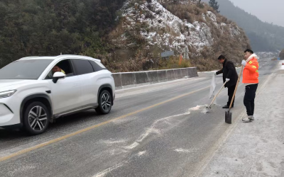 通城县关刀镇：闻雪而动除冰雪 昼夜坚守护平安  