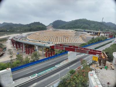 通修高速公路第二标段项目首联钢箱梁顺利顶推