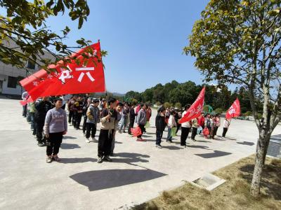 通城县石南镇：红领巾助力清洁家园，文明实践美化花亭