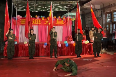 通城县宝塔社区：聚力迎元旦 雨中颂欢歌