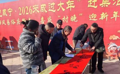 通城县大坪乡：对联送福、歌舞添彩，特色展销乐翻天