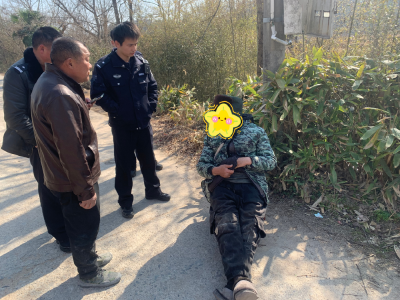 阳光下的守护 | 老人摔倒路边遇难题 通城民警倾力相助寻家人