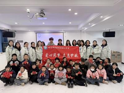咸宁市黄金花英语工作室开展“剪纸传文化 公益伴成长”主题活动