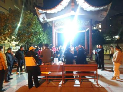 通城县隽水镇银城社区开展禁毒反诈宣传屋场会