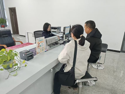 通城县五里镇：春节服务“不打烊” 民警温暖群众返岗路