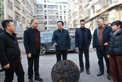 黄建平到县信访接待中心接待来访群众并深入一线化解信访事项