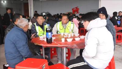 通城县麦市镇：能人设宴情暖环卫工 “两头乌”飘香彰显企业担当