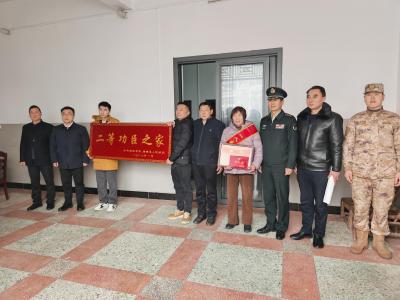 通城县石南镇赛公村：喜报传家添荣光 拥军慰问暖人心