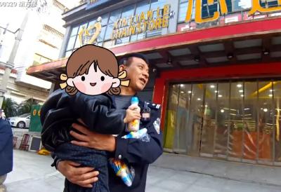 暖心！幼童走失街头，通城特警紧急寻亲，平安回家过大年！