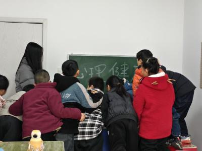 通城县隽水镇雁塔社区寒假爱心托管班开展心理健康课程
