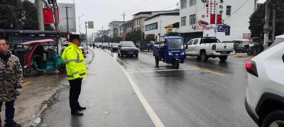 坚守春运一线 守护平安归途|通城县关刀镇全力护航春节集镇交通畅通