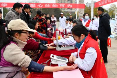 湖北通城：学雷锋“志愿红”暖透县城