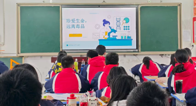 通城县隽水镇城北中学联合社区戒毒康复中心开展禁毒主题班会