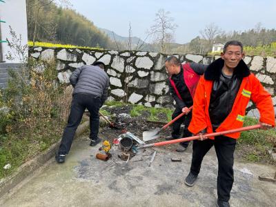 通城县麦市镇冷塅村：党员干部当先锋 环境整治见实效