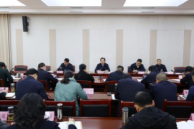 黄建平主持召开县委理论学习中心组集中学习会议