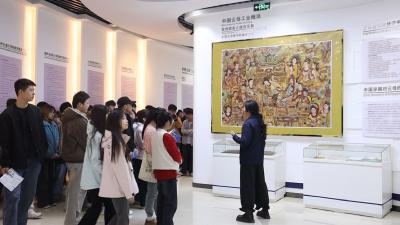 通城县人社局联合咸宁职院开展应届毕业生“入企探岗”观摩活动