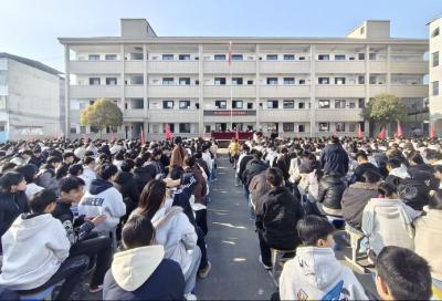 通城县关刀镇关刀中学开展法治禁毒教育第一课