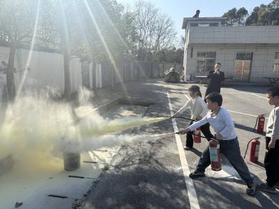 筑牢安全防线 守护少年成长 | 通城县杨部小学开展消防安全应急疏散演练