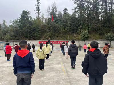 通城县潭下小学：学雷锋精神 做文明少年