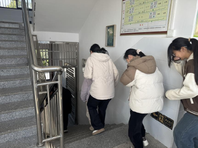 通城县双龙初级中学开展防震减灾、消防逃生演练活动