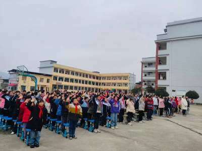 通城县四庄乡中心小学举行2026年春季开学典礼