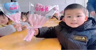 通城县马港镇中心幼儿园开展三八“女神节”活动