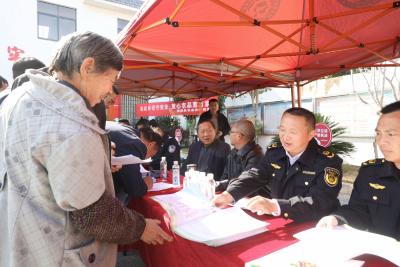 通城县开展2026年农资打假、放心农资下乡宣传周暨“农机3·15”消费者权益日活动