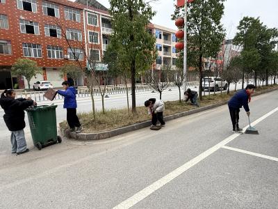 沙堆镇中心小学：雨过天晴学雷锋 童心护绿美家园
