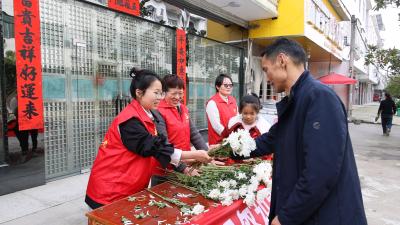 以花寄哀思 新风润清明｜通城县关刀镇倡导绿色文明祭扫