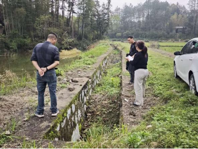 通城县石南镇：实地排查水渠堵点 护航春耕生产“水脉”