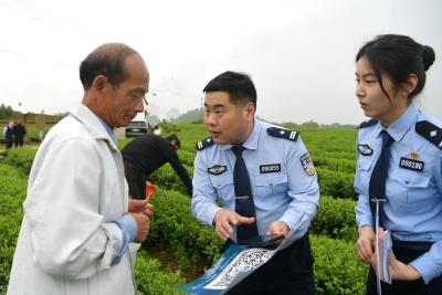 湖北通城：反诈知识进田头，“宁好码”助农保平安