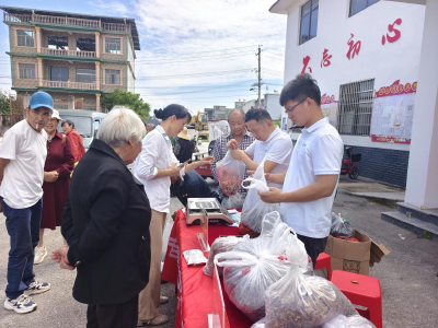 助农直播村村行 干菜土货“云”出村 | 通城邮政走进沉山村开展专场助农直播