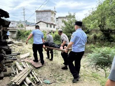 暖心救援！残疾男子不慎坠入小溪 警民合力紧急施救