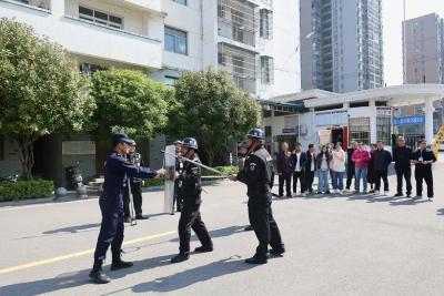 通城县公安局进校园开展反恐演练 警校联动筑牢安全防线