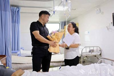 国道上两车对撞，通城“白车侠” 杜志军拉开变形车门再度救人—— “看到危机事故置之不理，那是不可能的！”