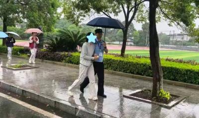 “别害怕，放平心态......”通城民警暖心为考生加油鼓劲！
